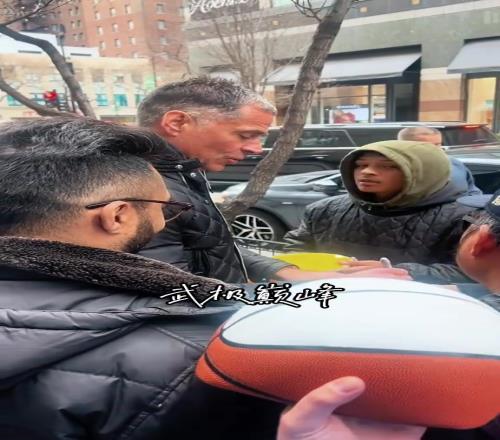 佩總行動啊！自由市場開啟了佩林卡還在給你球迷簽名合影呢