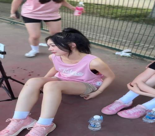 你们只看到她被自己菜哭,但我却看到一个热爱篮球的女孩