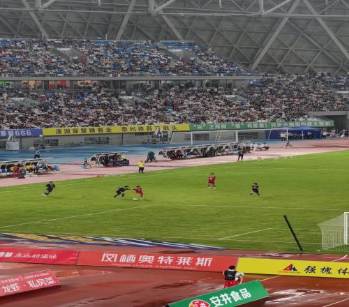 现场实拍苏超1v6破门！网友：国足球员可以进这种球吗