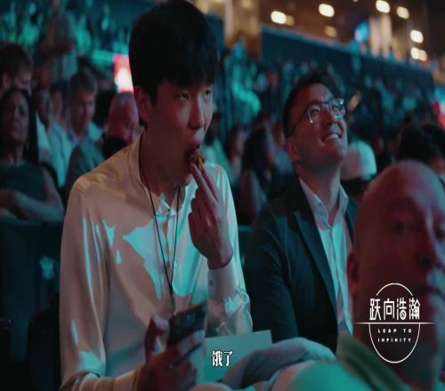 還不知道一會要發(fā)生什么楊瀚森買了炸雞進入選秀大會現(xiàn)場，在看臺上狂炫