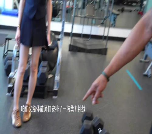 瀚森體能訓(xùn)練時，給體能師安排了一波柔韌性測試！