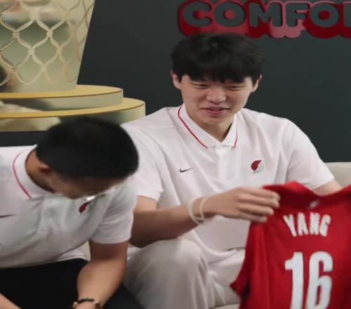 楊瀚森簽約成功，拿到了屬于自己的NBA戰(zhàn)袍