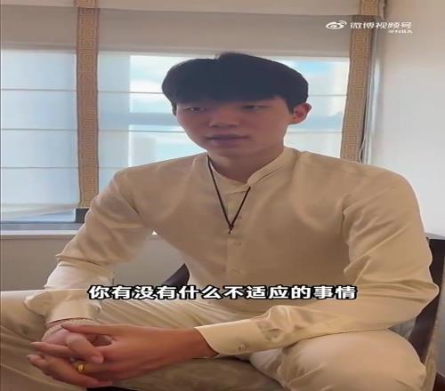 到美国之后有什么不适应的地方杨瀚森：有啊，我变成老外了