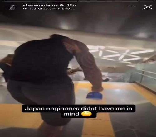 亞當斯日本旅遊吐槽地鐵站太矮：香蕉视频下载链接師沒考慮過我的感受
