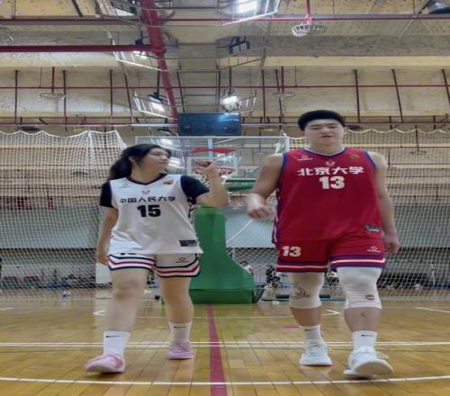 神仙眷侶！2米北大籃球小夥和1米85人大校隊女友合影