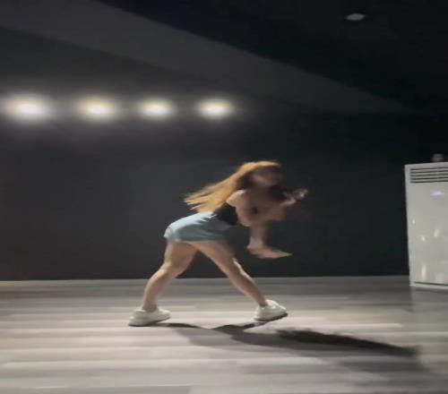 還有此等才藝騰訊女主播泱泱曬日常練舞視頻