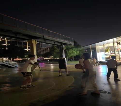 感觉挺能打！小姐姐晒视频：出门散步看到球场就走不动道了