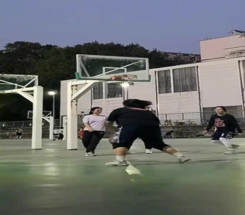 好家伙!微胖小姐姐打球不靠吨位,纯靠球技