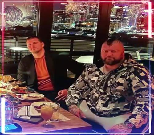 身高2米13，体重260斤的约基奇，在他哥哥面前，简直有种小鸟依人的感觉