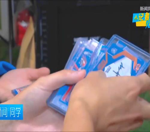 徐皓阳从小就是曼联球迷,平时休息的时候都喜欢穿着曼联球衣
