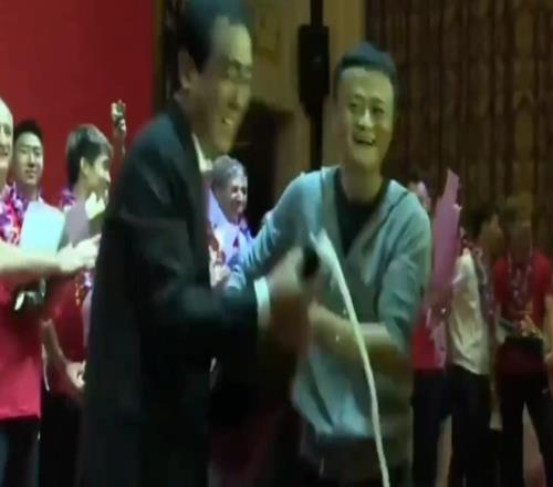 许家印那年和马云欢声笑语地喷香槟，而后欠的债前无古人
