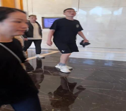 林書豪來沈陽了，熱情給每一位粉絲簽名，工作人員攔都攔不住