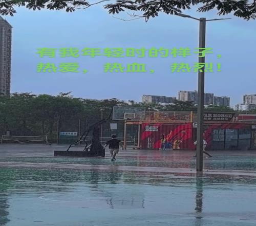 當大雨落下，他們選擇繼續投籃！飛揚肆意的青春！