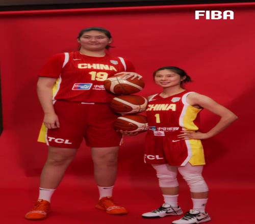 中國女籃拍攝定妝照張子宇真是個大寶貝啊