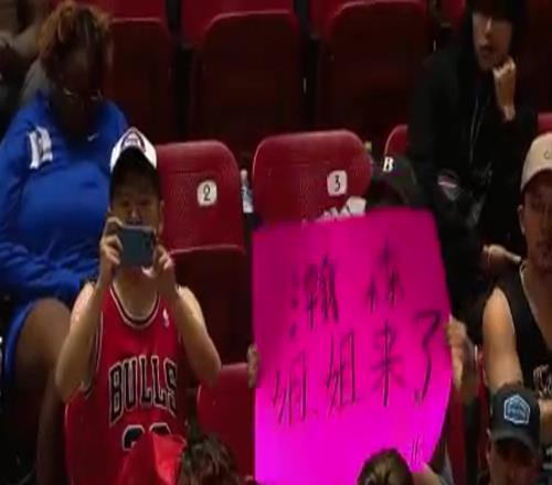 一中国女球迷在观众席举牌支持杨瀚森：瀚森，姐姐来了！