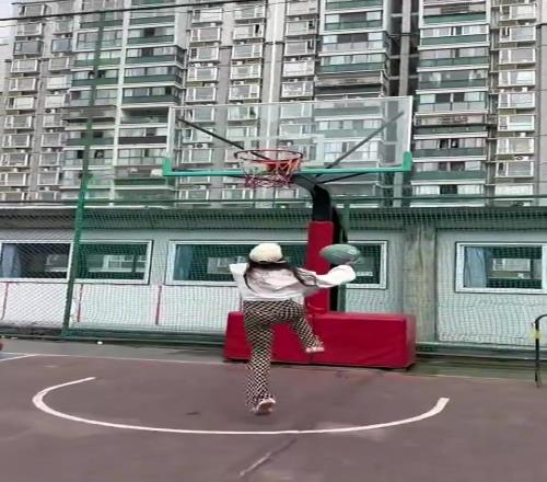 性感小姐姐这丝滑的变向+转身能秒杀多少吧友