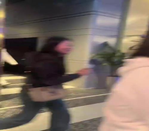 太招女孩喜歡了！楊瀚森此前被一群女球迷圍住拉扯
