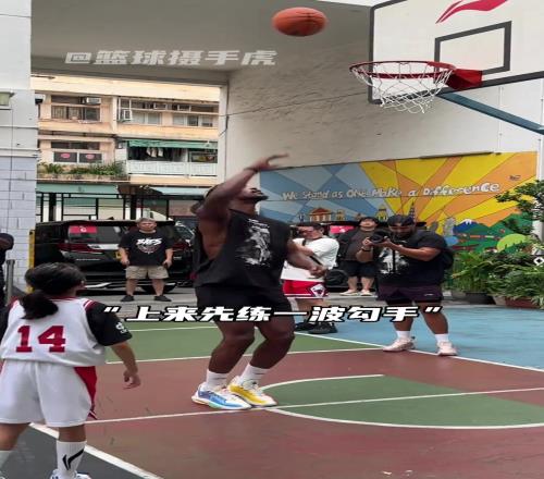 巴特勒中國行進入狂嗨模式！就是這邪惡雙馬尾像奧特之母