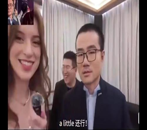 笑死！徐靜雨在國外美女主持麵前，大秀東北塑料英語