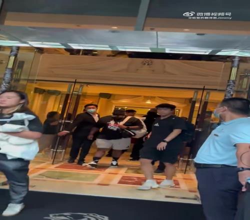 致敬威少哈登抵达中国,一身唐装出镜,身前的保安太熟悉了!
