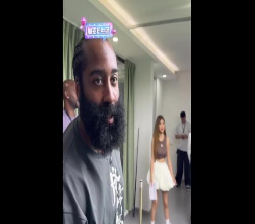 可以啊!登哥中国行打台球,中袋轻推精准命中一旁周玲安惊呼