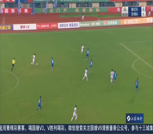 什麽水平蘇超球員一腳外腳背直塞讓對方後衛直接失去重心