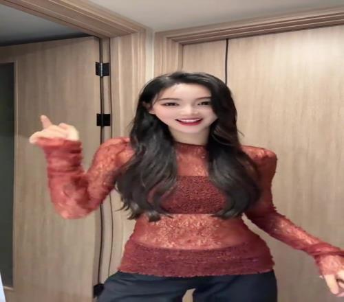 被媚住了!美女主播金佳悦一身红色镂空上衣尬舞:媚功修炼中