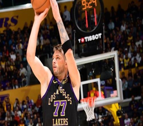 東契奇為8失誤攬責(zé)！美媒稱在湖人浪費青春雷迪克道出慘敗三緣由