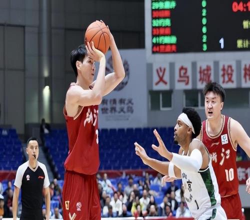 王世龍回到浙江稠州主場受到尊重，但同曦球員不給力，14分?jǐn)”? />
</a>
<div   id=