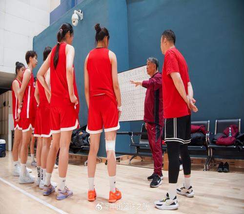 中国女篮官宣15人集训名单,95后淡出国家队,张子宇李缘意外落选