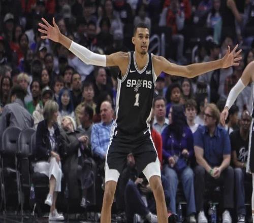 文班亞馬傷退31+13，奇兵11記三分刷爆紀(jì)錄，馬刺19分逆轉(zhuǎn)尼克斯