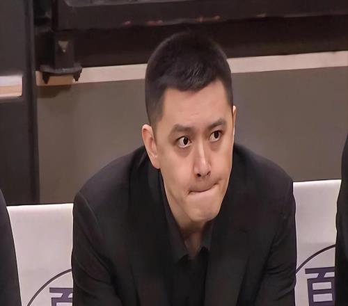 楊鳴面對(duì)記者提出的一個(gè)問(wèn)題，沉默數(shù)秒后，才回應(yīng)