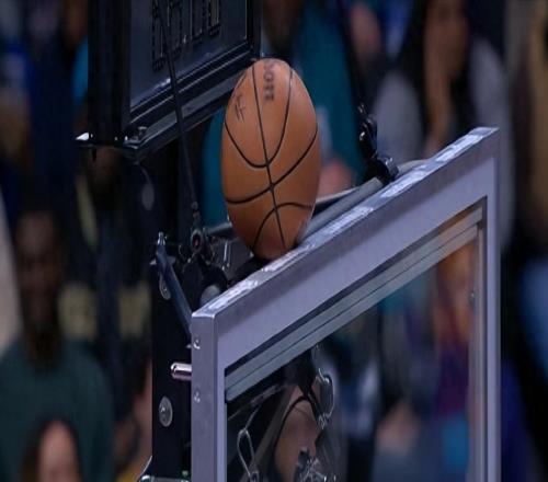 啞火庫(kù)里整場(chǎng)被圍剿仍高效地可怕,幽默回應(yīng)傷情,賽后被格林調(diào)侃