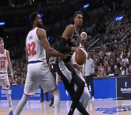 文班亞馬：腿部只是輕微過度伸展有點(diǎn)酸痛，檢查結(jié)果沒大礙