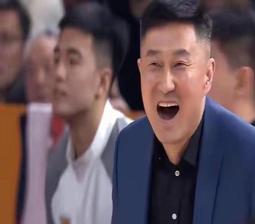 真相大白！廣東男籃31分慘敗原因曝光，杜峰不開心，徐杰傷了！