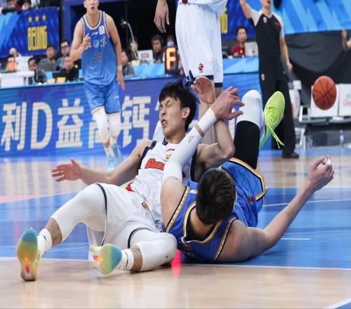 徐杰受傷第一時刻！有誰注意到2位北京球員舉動，真的太暖心了