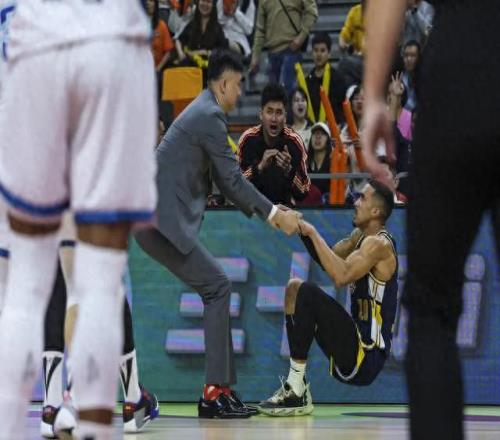 徐杰被背出場(chǎng)拍片！廣東慘敗31分，傷病滿營(yíng)