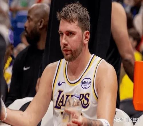 湖人又被裁判保送兩先發(fā)副將立大功，替補(bǔ)中鋒成X因素