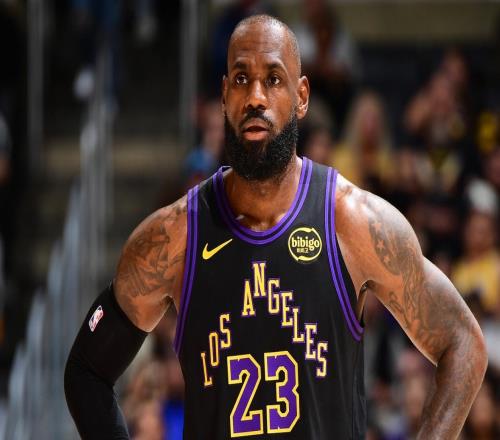 末節(jié)4中4轟10+3+2！41歲詹皇又統(tǒng)治比賽全場31+9+6創(chuàng)最年長紀(jì)錄