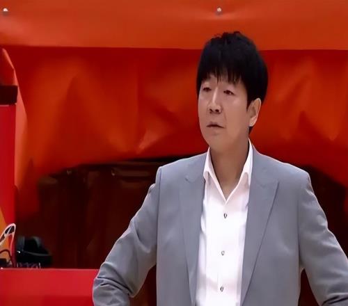 邱彪真能忍！鮑威爾9中1，垃圾時(shí)間仍鐵，幸好第四外援已在談！