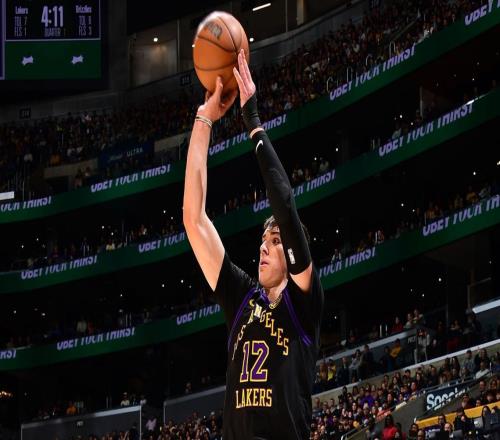 轟21+9！湖人24歲2米01新星崛起：輔佐東契奇詹皇沖冠