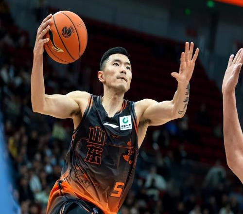 山東男籃戰(zhàn)勝新疆，主場(chǎng)兩連勝，克里斯獨(dú)砍36分，鮑威爾依然低迷