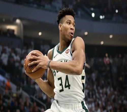 名記：相信字母哥和雄鹿能達成留隊協(xié)議字母哥不走了嗎