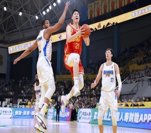 曾凡博太郁悶了！CBA爭冠預(yù)演：廣廈雙殺北京，周琦打出霸氣1戰(zhàn)！