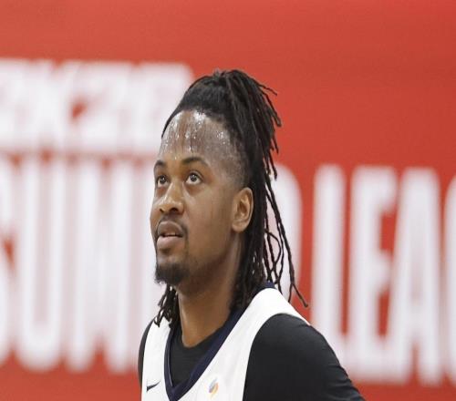 1裁1簽！火箭新援加盟！司職控衛(wèi)，G聯(lián)賽場均28+5+7，簽雙向合同