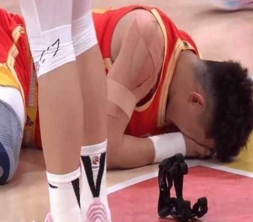 不慣毛病！手指裁判吃T，下一回合又倒地不起，裁判理都懶得理他