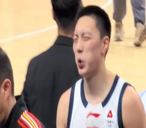 胡明軒罕見(jiàn)暴走，誰(shuí)注意賽后疼得面部猙獰，被曝膝蓋與腰全有傷