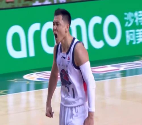 山東男籃逆境爆發(fā)戰(zhàn)勝南京，主帥主將被驅(qū)逐，高詩巖狂飆三分救主