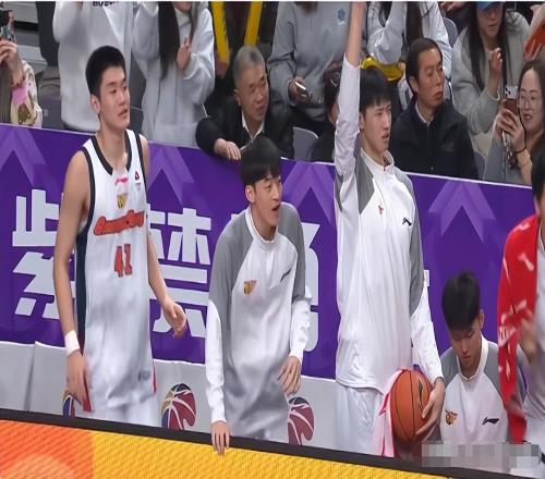 誰注意，廣東1人送里勒三分大帽，杜鋒又擊掌又摸頭，太喜歡他了