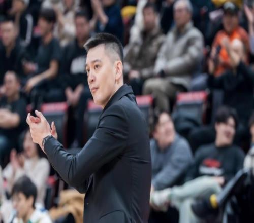 楊鳴：連敗增加了球員的心理負(fù)擔(dān)，大家要放下包袱責(zé)任都是我的